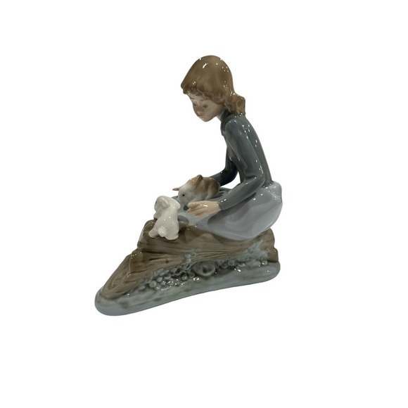 NAO LLADRO‎  Girl Sitting with Bunny Rabbits 6.5" Tall MINT - Picture 2 of 4